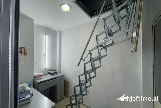 SHITET AMBJENT KOMERCIAL TE RR. RIZA CEROVA!