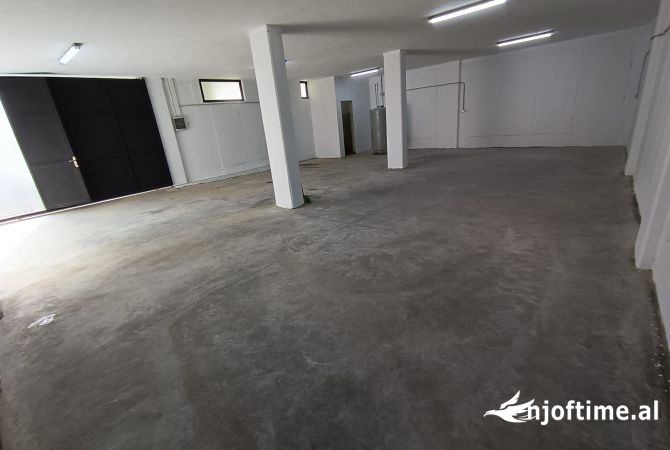 Ambiente Commerciale in Affitto 1+1 a Tirana - 450 Euro