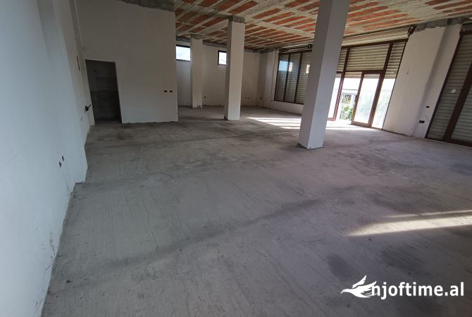 Ambiente Commerciale in Affitto 1+1 a Tirana - 450 Euro