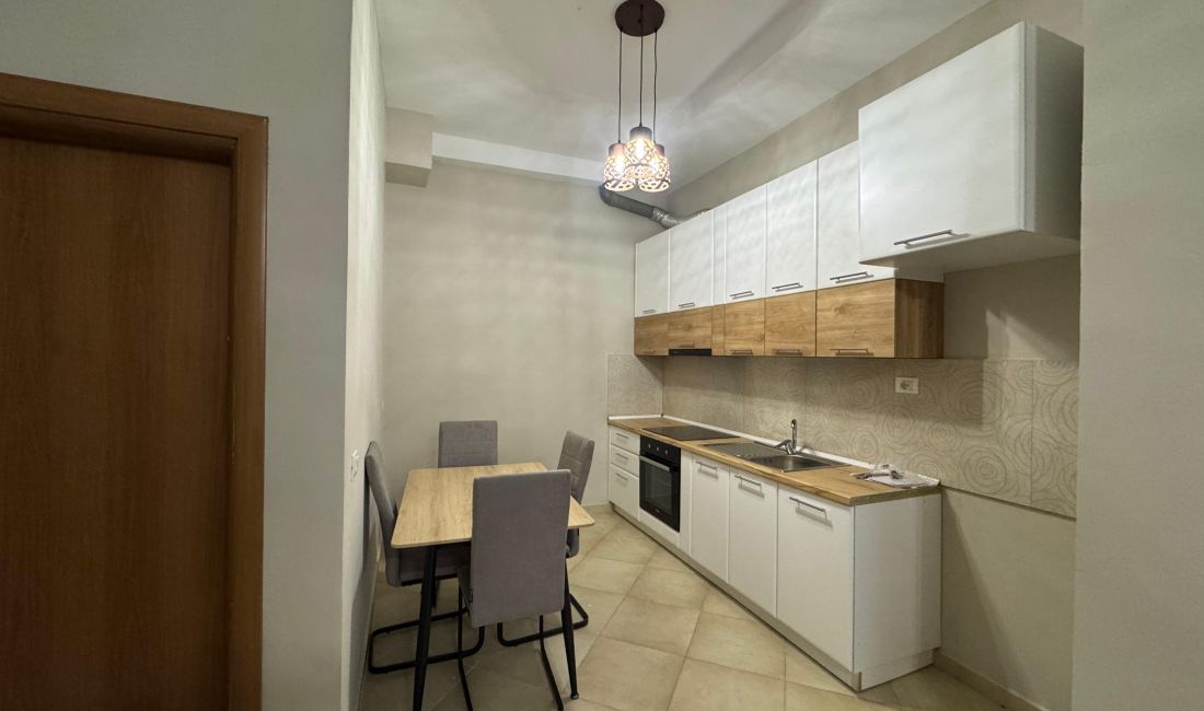 Shtepi me qera Apartament ne Tirane, 2+1, Mobilimi E mobiluar, Pagesa 300  Euro.
