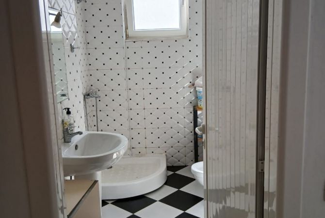 Shtepi me qera Apartament ne Tirane, 2+1, Mobilimi E mobiluar, Pagesa 500  Euro.