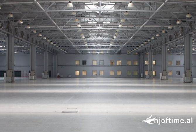 Ambiente Commerciale in Affitto 4+1 a Tirana - 7,500 Euro