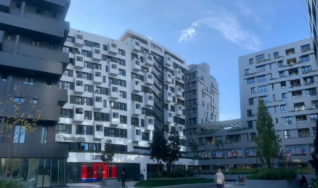 Ambient per qera te Arlis, Rruga e Kavajes.