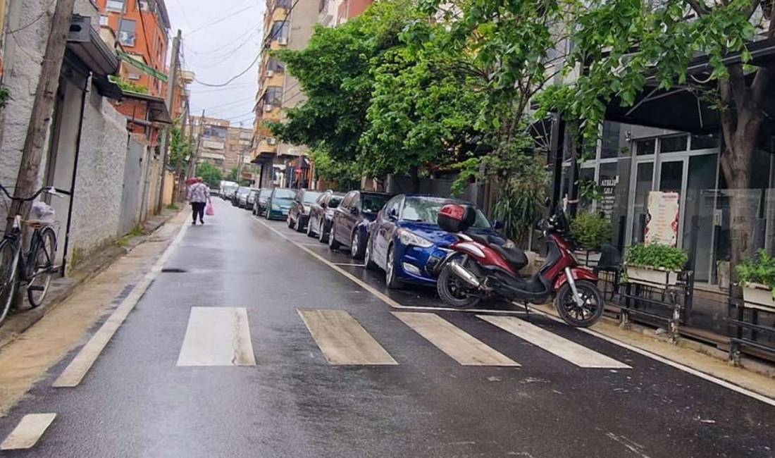 Shitet Ambient buze rruge 14.2 m2, ne Rrugen Frosina Plaku 