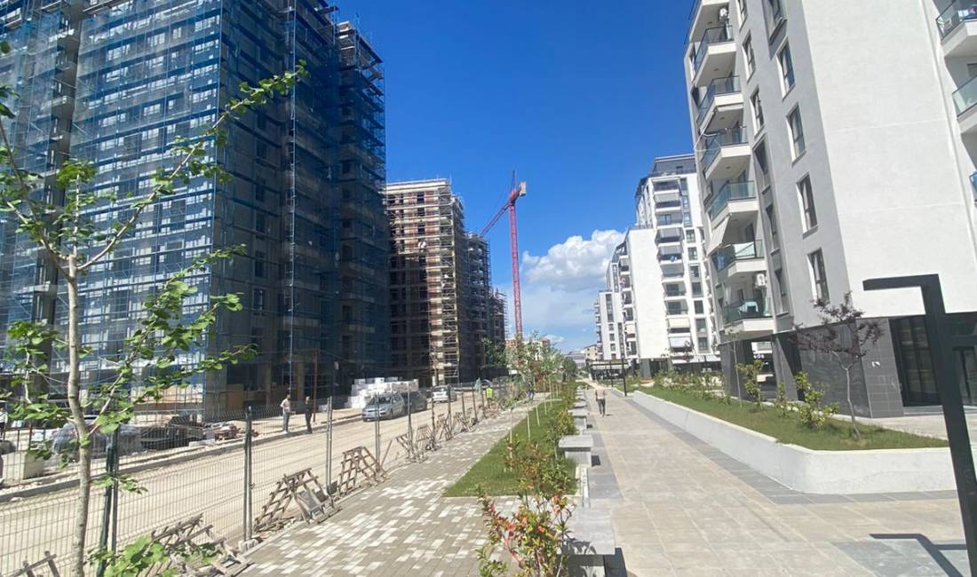 Shitet dyqan buze rruge,te Ish Fusha e Aviacionit,80 m2,pagese me keste