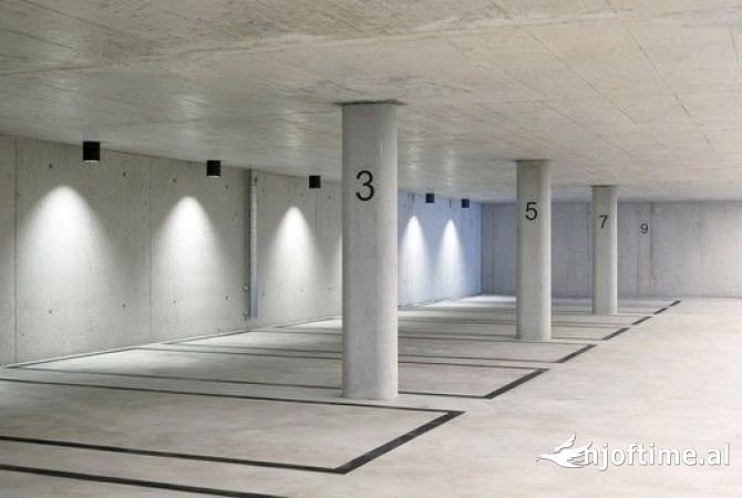 Ambiente Commerciale in Vendita 4+1 a Tirana - 20,000 Euro