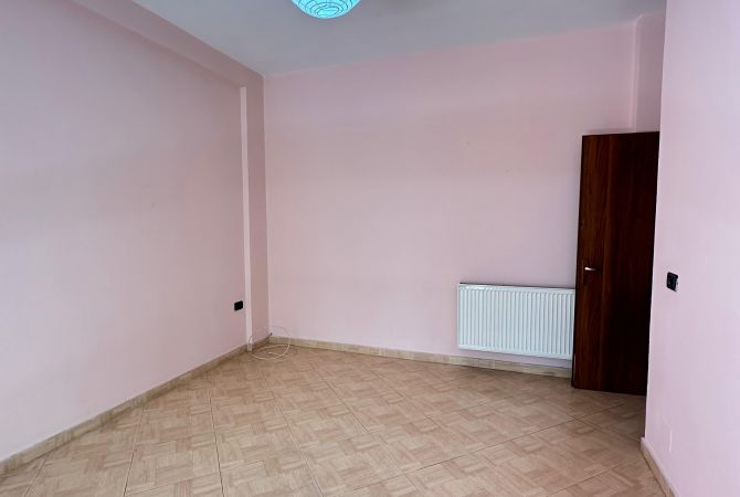 Shtepi me qera Apartament ne Tirane, 2+1, Mobilimi Bosh, pa mobiluar, Pagesa 450  Euro.