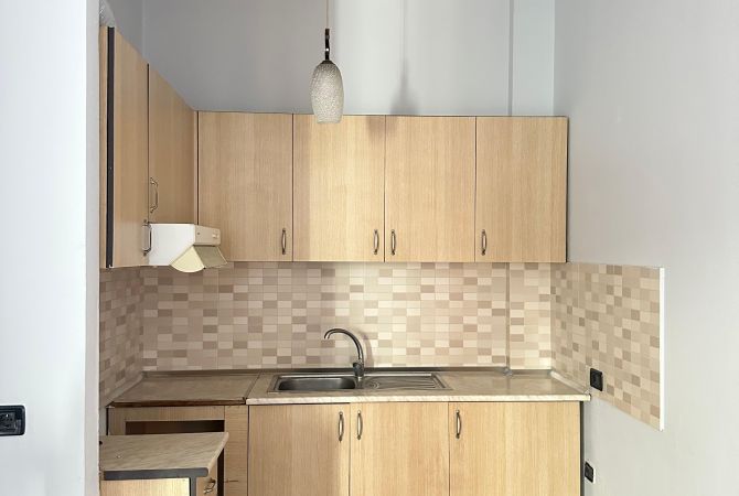 Shtepi me qera Apartament ne Tirane, 2+1, Mobilimi Bosh, pa mobiluar, Pagesa 450  Euro.