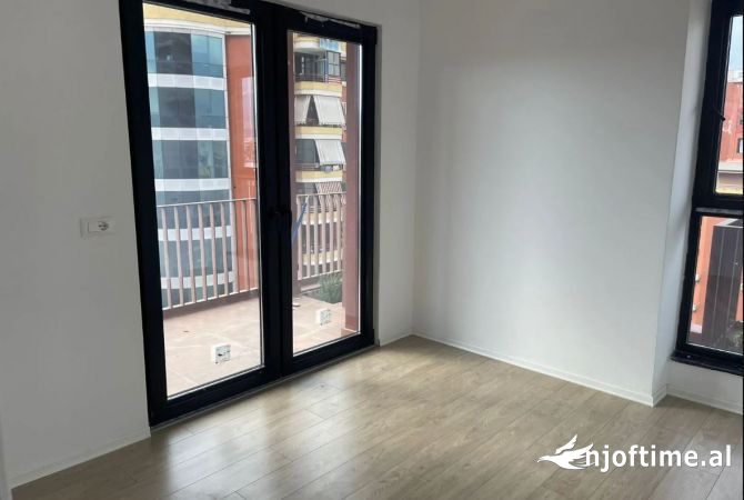 Ambiente Commerciale in Affitto 3+1 a Tirana - 850 Euro