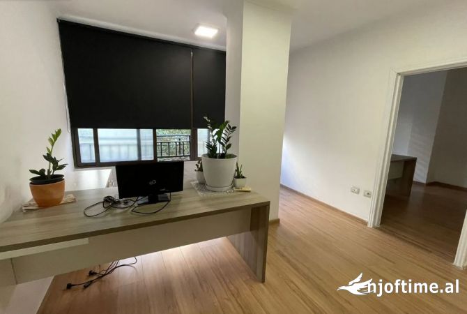 Ambiente Commerciale in Affitto 3+1 a Tirana - 500 Euro