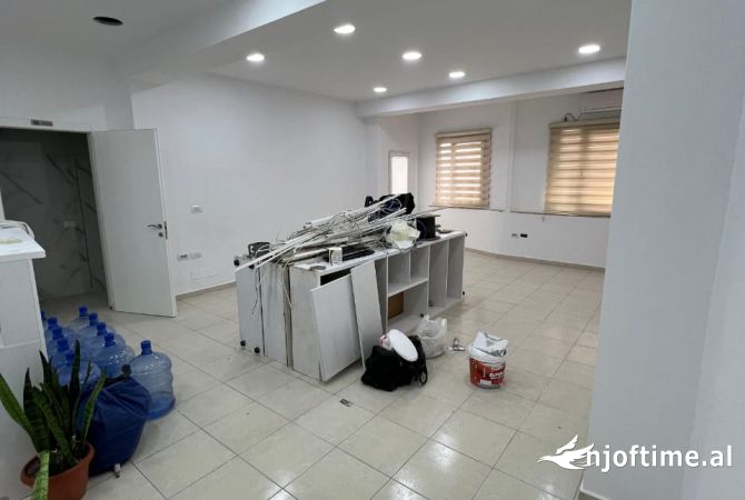 Ambiente Commerciale in Affitto 3+1 a Tirana - 850 Euro
