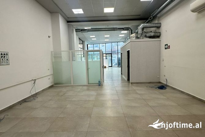 Ambiente Commerciale in Affitto 3+1 a Tirana - 2,000 Euro