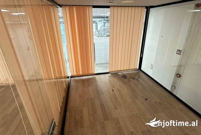 Ambiente Commerciale in Affitto 3+1 a Tirana - 2,000 Euro