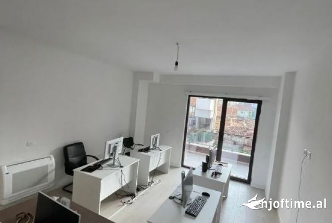 Ambiente Commerciale in Affitto 3+1 a Tirana - 700 Euro