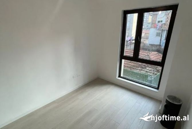 Ambiente Commerciale in Affitto 3+1 a Tirana - 700 Euro