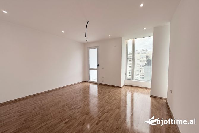 Ambiente Commerciale in Affitto 3+1 a Tirana - 1,700 Euro