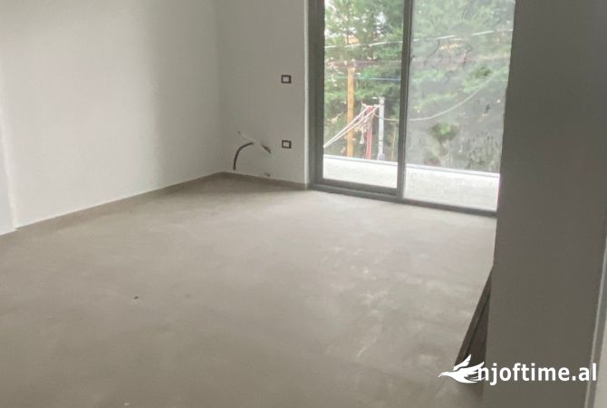 Ambiente Commerciale in Affitto 3+1 a Tirana - 450 Euro