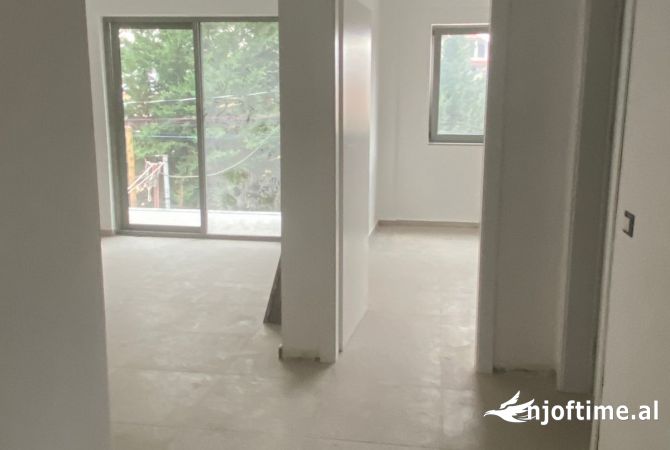 Ambiente Commerciale in Affitto 3+1 a Tirana - 450 Euro