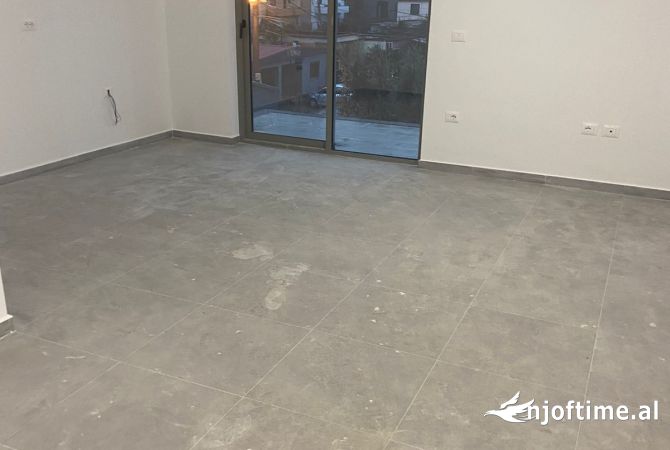 Ambiente Commerciale in Affitto 3+1 a Tirana - 450 Euro