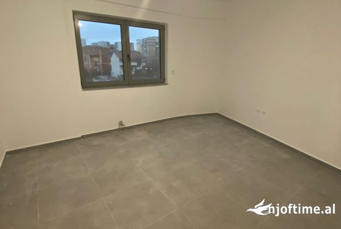 Ambiente Commerciale in Affitto 3+1 a Tirana - 450 Euro