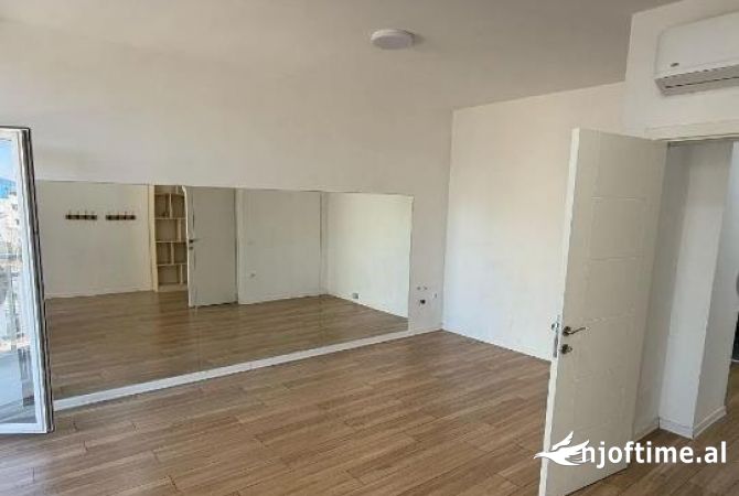 Ambiente Commerciale in Affitto 3+1 a Tirana - 10,500 Euro