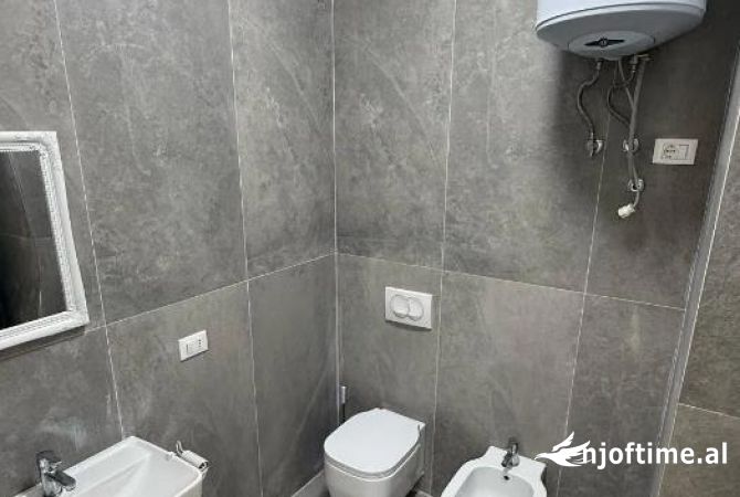 Ambiente Commerciale in Affitto 3+1 a Tirana - 10,500 Euro