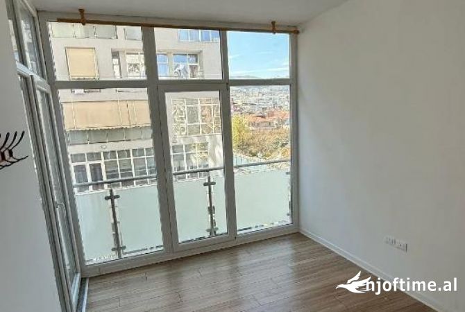 Ambiente Commerciale in Affitto 3+1 a Tirana - 10,500 Euro