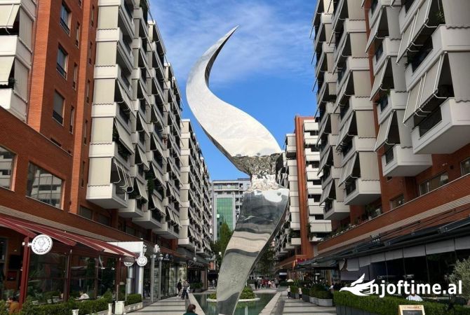 Ambiente Commerciale in Vendita 1+1 a Tirana - 550,000 Euro