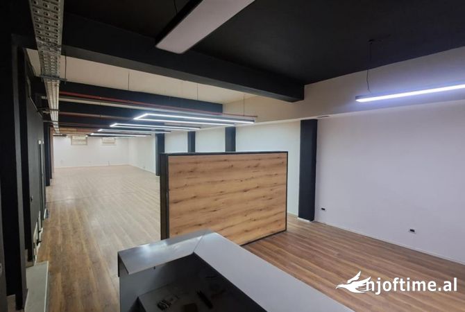 Ambiente Commerciale in Affitto 1+1 a Tirana - 2,800 Euro