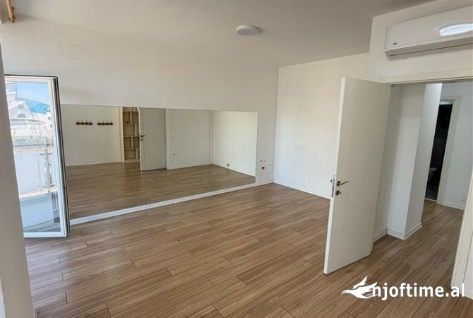 Ambiente Commerciale in Affitto 3+1 a Tirana - 10,500 Euro