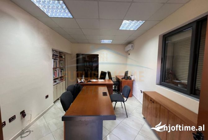 Ambiente Commerciale in Affitto 1+1 a Tirana - 400 Euro
