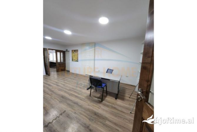 Ambiente Commerciale in Affitto 3+1 a Tirana - 2,500 Euro