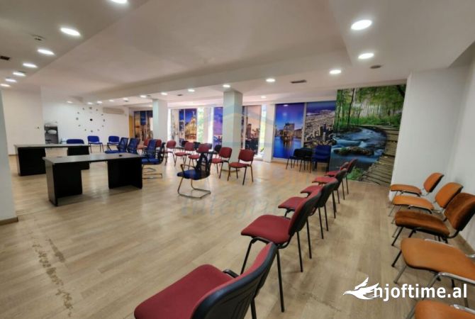 Ambiente Commerciale in Affitto 3+1 a Tirana - 2,500 Euro