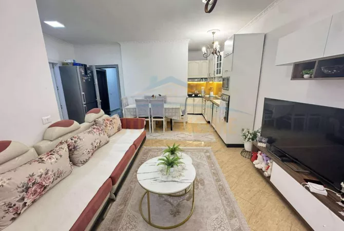 Shitet , Apartament 1+1, Unaza e Re.