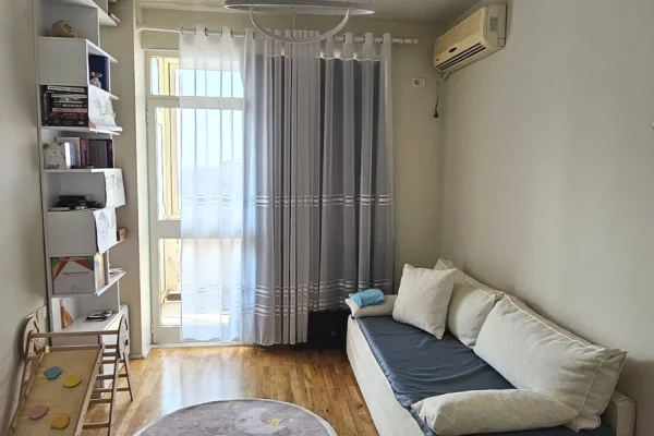 Shtepi me qera Apartament ne Tirane, 2+1, Mobilimi E mobiluar, Pagesa 95,000  Leke.