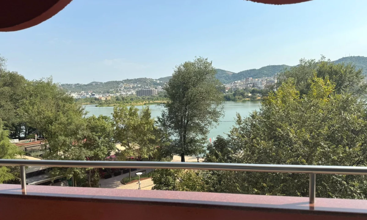 Shtepi ne shitje Apartament ne Tirane, 2+1, Mobilimi E mobiluar, Pagesa 900,000  Euro.