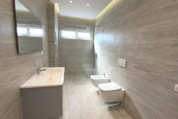 Shtepi ne shitje Apartament ne Tirane, 2+1, Mobilimi Bosh, pa mobiluar, Pagesa 265,000  Euro.