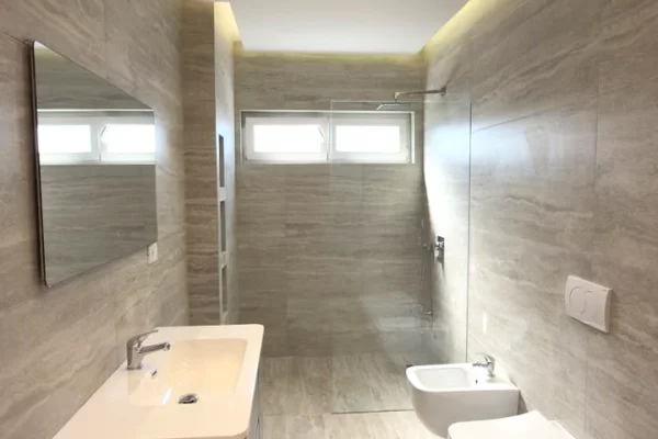 Shtepi ne shitje Apartament ne Tirane, 2+1, Mobilimi Bosh, pa mobiluar, Pagesa 265,000  Euro.