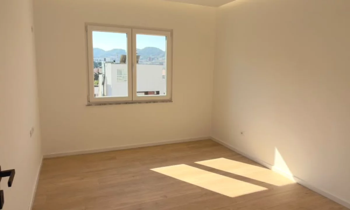 Shtepi ne shitje Apartament ne Tirane, 2+1, Mobilimi Bosh, pa mobiluar, Pagesa 265,000  Euro.