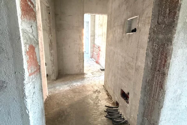 Shtepi ne shitje Apartament ne Tirane, 2+1, Mobilimi Bosh, pa mobiluar, Pagesa 189,100  Euro.