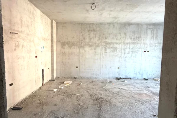 Shtepi ne shitje Apartament ne Tirane, 2+1, Mobilimi Bosh, pa mobiluar, Pagesa 189,100  Euro.