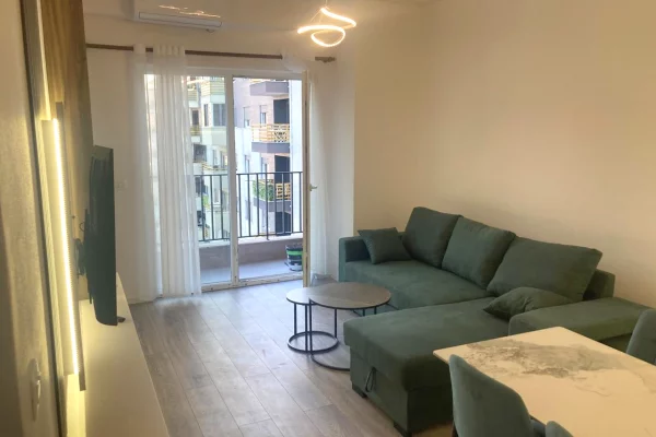 Shtepi ne shitje Apartament ne Tirane, 2+1, Mobilimi E mobiluar, Pagesa 18,500,000  Leke.