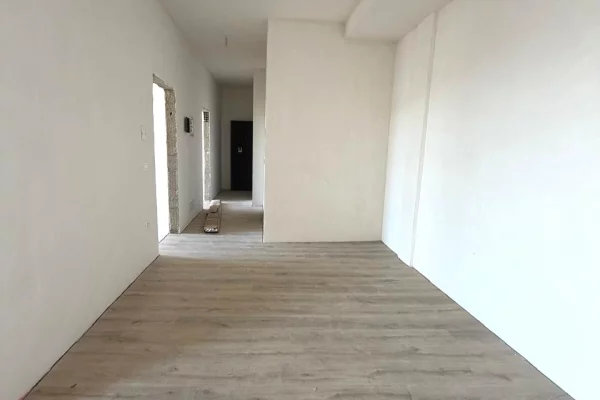Shtepi ne shitje Apartament ne Tirane, 2+1, Mobilimi Bosh, pa mobiluar, Pagesa 166,500  Euro.
