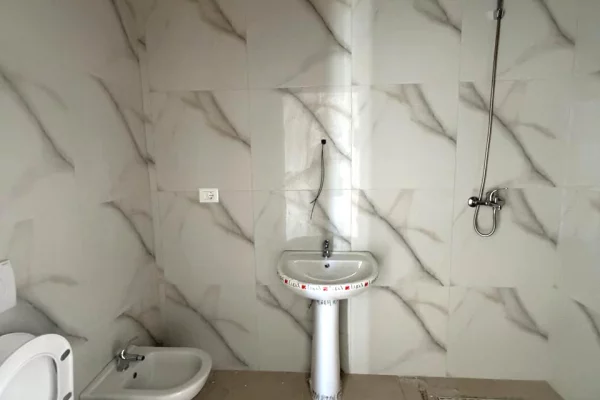 Shtepi ne shitje Apartament ne Tirane, 2+1, Mobilimi Bosh, pa mobiluar, Pagesa 166,500  Euro.