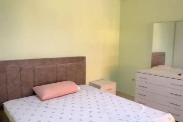 Shtepi ne shitje Apartament ne Tirane, 2+1, Mobilimi E mobiluar, Pagesa 15,200,000  Leke.