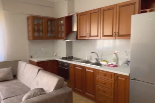 Shtepi ne shitje Apartament ne Tirane, 2+1, Mobilimi E mobiluar, Pagesa 15,200,000  Leke.