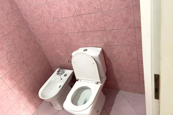 Shtepi me qera Apartament ne Tirane, 2+1, Mobilimi Pjeserisht e mobiluar, Pagesa 40,000  Leke.