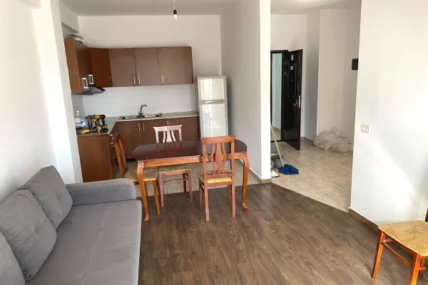 Shtepi me qera Apartament ne Tirane, 2+1, Mobilimi Pjeserisht e mobiluar, Pagesa 40,000  Leke.