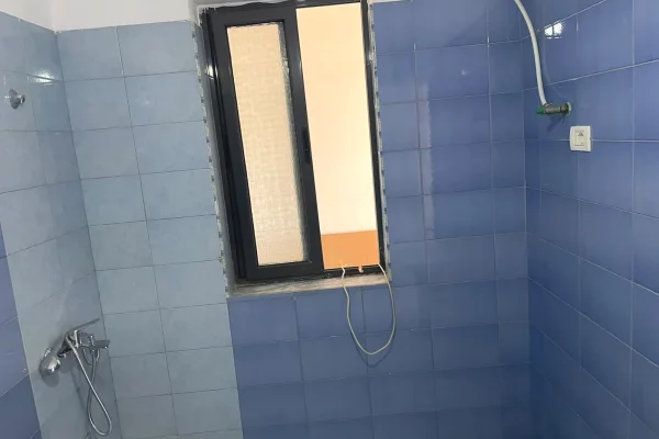 Shtepi me qera Apartament ne Tirane, 2+1, Mobilimi Pjeserisht e mobiluar, Pagesa 40,000  Leke.