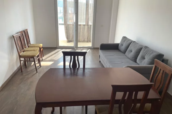 Shtepi me qera Apartament ne Tirane, 2+1, Mobilimi Pjeserisht e mobiluar, Pagesa 40,000  Leke.